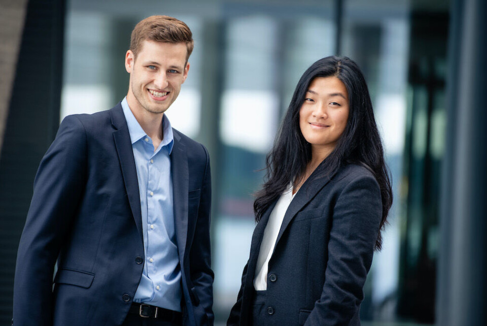 Ruster opp i koronatider: Til tross for koronasituasjonen har Corporate Communications valgt å ruste opp. Her er de to seneste tilskuddene, Fridtjof Lyse Falk og Hanna Flood. Foto: Nicolas Tourrenc.