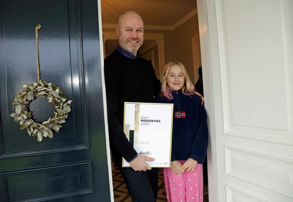 På hjemmekontor: Det er ikke første gang Stian Jansen og Carat går til topps på Byråprofil og vinner kategorien «Årets mediebyrå». Jansen vant også prisen i 2019, og i år blir det feiring med blant annet datteren Frida (11) som var hjemme fra skolen da pappa fikk overrakt Byråprofil-diplomet. Foto: Eivor Eriksen.