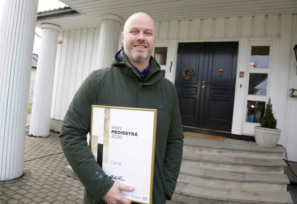 Bevis i hånden: Stian Jansen har vært sjef i Carat i drøye tre år og gått til topps på Byråprofil i to av dem. I dag fikk han beviset i hånden på at han leder «Årets mediebyrå». – Å dra dette i land er stort, sier Stian Jansen om seieren. Foto: Eivor Eriksen.