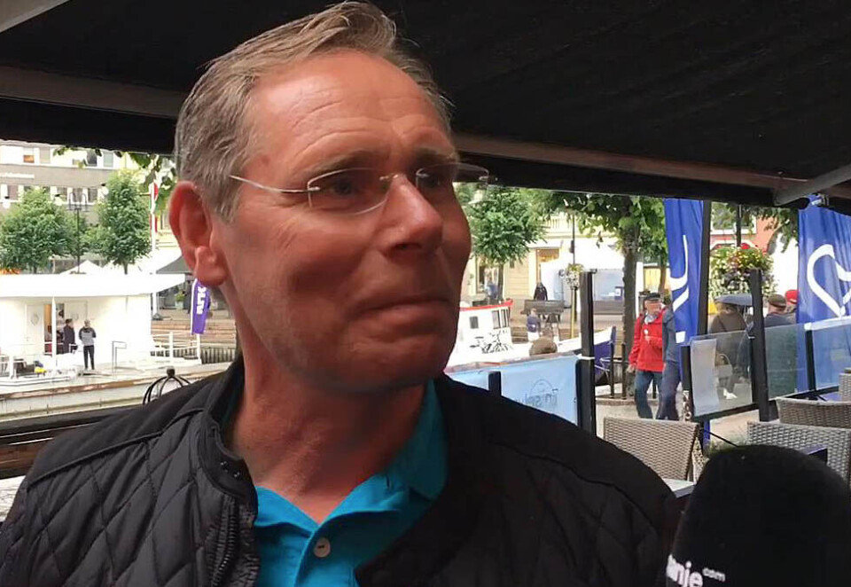 Partistester: - Vi har den beste partitesten fordi de andre driver og stiller spørsmål om ting som ikke er kommunepolitikk i det hele tatt, sier TV 2-journalist Stål Talsnes på brygga i Arendal. Foto: Eivor Eriksen.