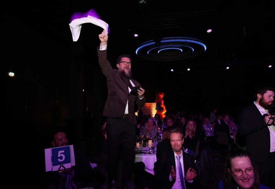 Med servietten til topps: I mangel på flagg ble det en serviett for dobbel gullvinner Hågen Pettersen i Atyp. Men servietten gikk til topps hos den glade vinneren av Mediaforums mediepriser. Foto: Eivor Eriksen.