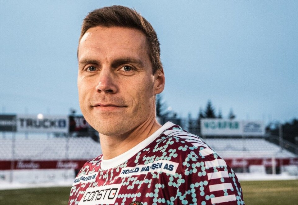 Oppsiktsvekkende byrå: Ruben Yttergård Jensen viste i dag frem TILs nye tredjedrakt. Den har fått stor internasjonal oppmerksomhet. Foto: William Frantzen/Tromsø IL/NTB