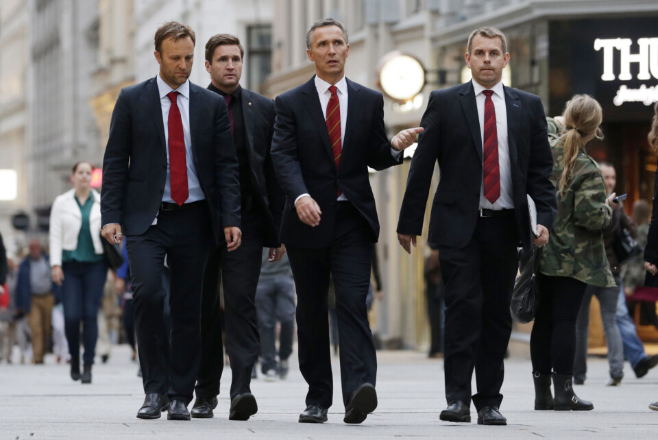 Skifter jobb: Sindre Fossum Beyer (til venstre) har jobbet tett på Jens Stoltenberg i flere år. Nå skal begge snart skifte jobb. Foto: Håkon Mosvold Larsen/NTB SCANPIX