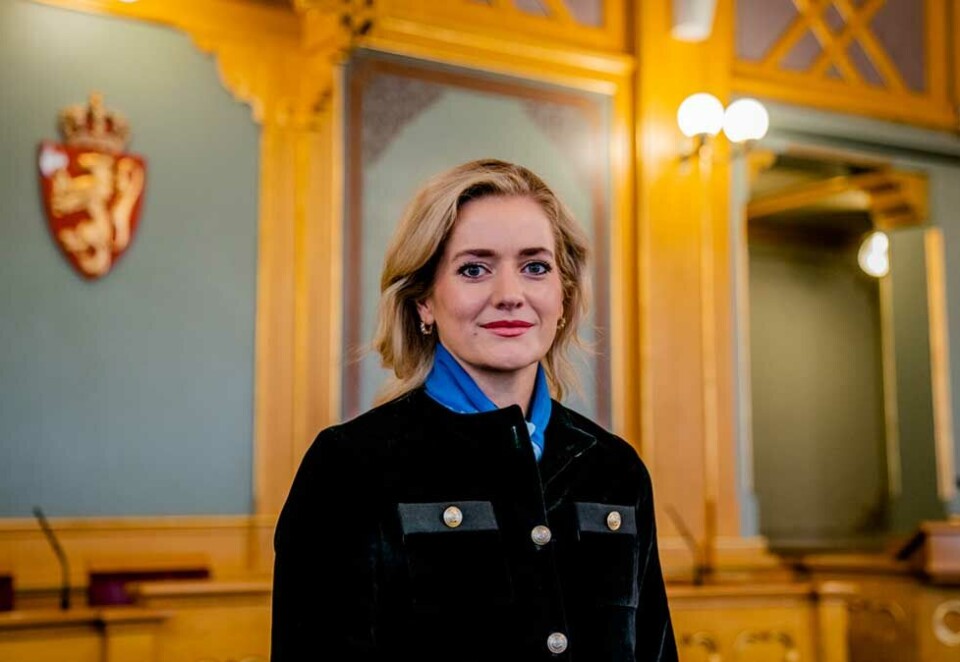 Justis- og beredskapsminister Emilie Enger Mehl (Sp) fraråder TikTok og Telegram på tjenestetelefoner i departementene etter en vurdering fra Nasjonal sikkerhetsmyndighet (NSM). Statsminister Jonas Gahr Støre (Ap) har bestemt at ingen departementstopper får ha appene på sine tjenestetelefoner eller nettbrett. Foto: Stian Lysberg Solum / NTB