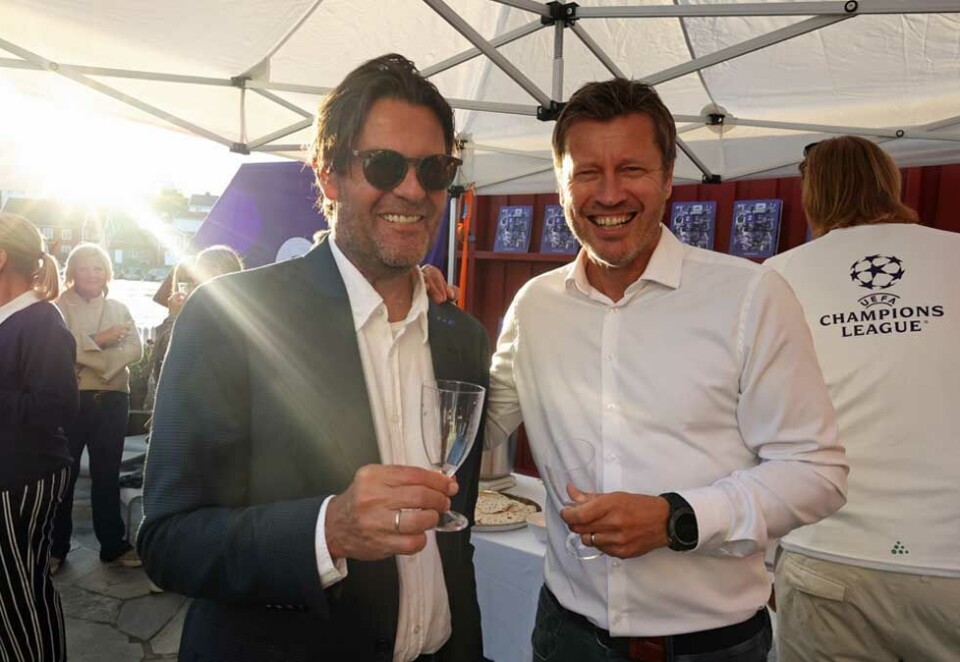 Fulle reklamepauser og tomme glass: Selv om glasset er tomt var i hvertfall stemningen mellom Haakon Dahl og TV 2-direktør Trygve Rønningen god sist sommer. Det er kanskje ikke så rart ettersom reklamemannen har fylt opp mange reklamepauser for TV 2 opp gjennom årene. Foto: Eivor Eriksen.