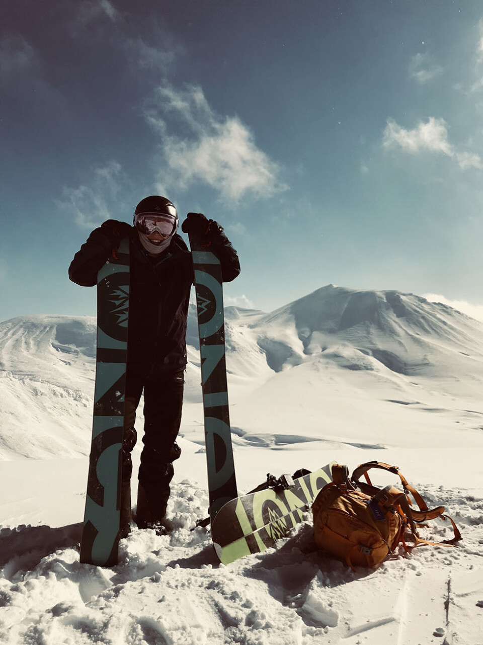 Nye høyder: - Her ser dere Hokkaidos høyeste fjell i bakgrunnen, og jeg er rimelig fornøyd med å ha gått opp og stått på brett ned. Og som ellers i livet dette året viser bildet at jeg har nådd nye høyder. Vært helt utslitt. Oppsøkt utsikt og innsikt, tatt sjanser og endt opp som et veldig fornøyd vesen! Foto: Privat.