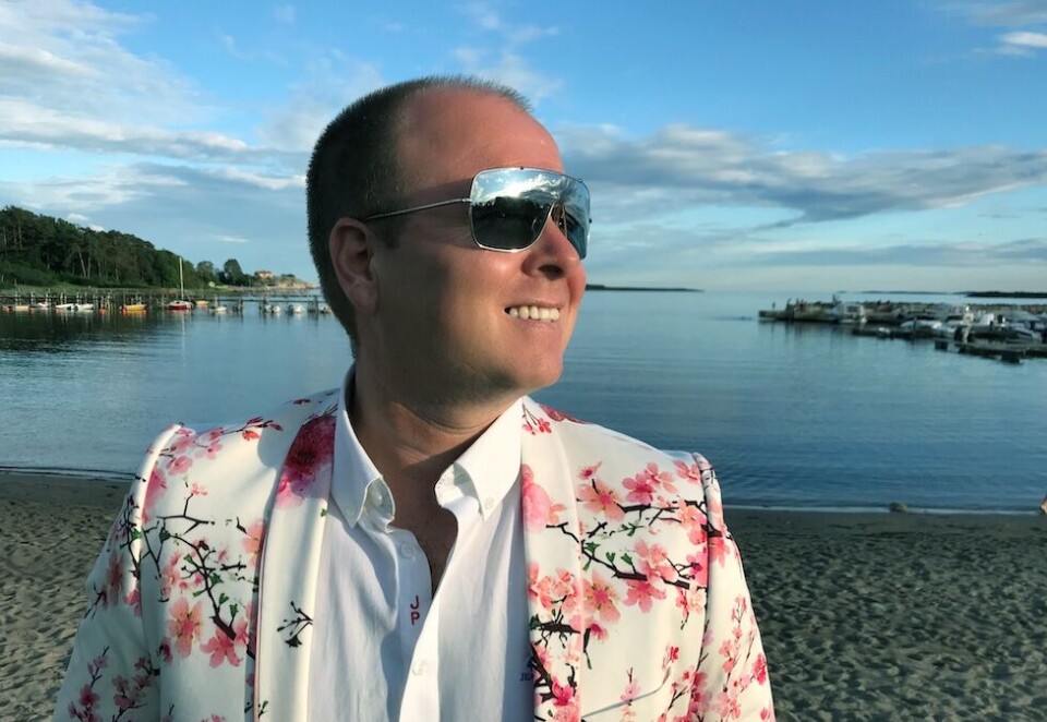 Iteos daglige leder Andreas Thue var avbilder i en blomstrete dress på deres første native artikkel.