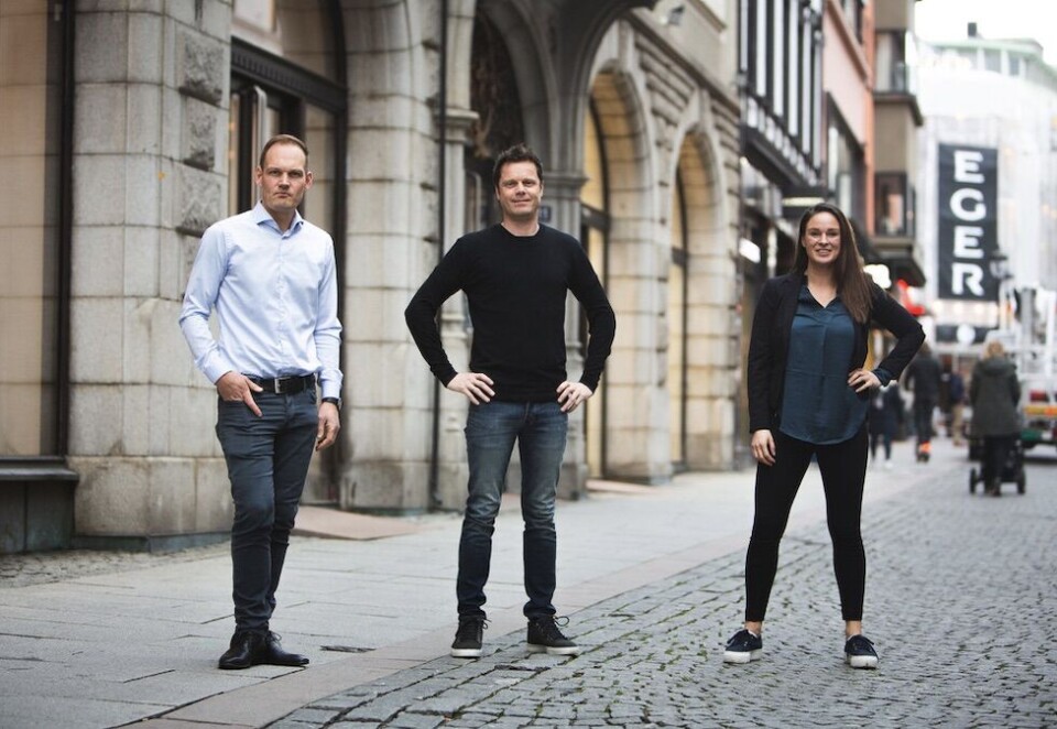 Bygger nytt byrå: Klaus Axelsen (til venstre) med byråsjef Kaare Øystein Trædal og Charlene Walkoff, som er ansvarlig for CRM i Try-huset.