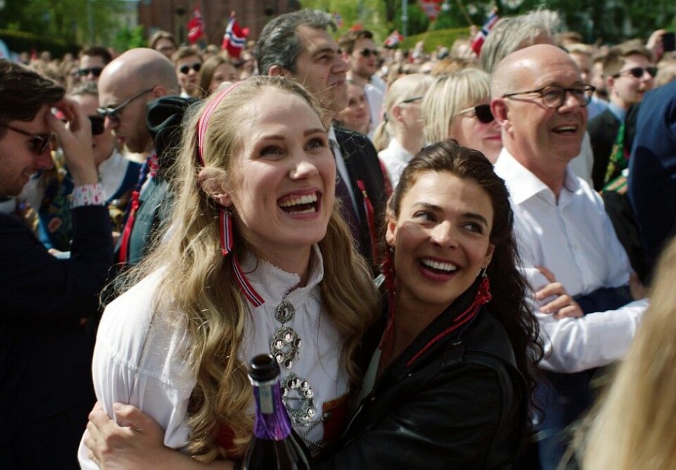 Premiereklar serie: Nasrin Khusrawi (til høyre), Ravdeep Singh Bajwa og Selda Ekiz spiller hovedrollene i «Norsk-ish», NRKs nye humordrama-satsing. Nå roses serien – som allerede er nominert til en prestisjetung pris – av TV-anmeldere i VG, Dagbladet og Dagsavisen. Foto: NRK