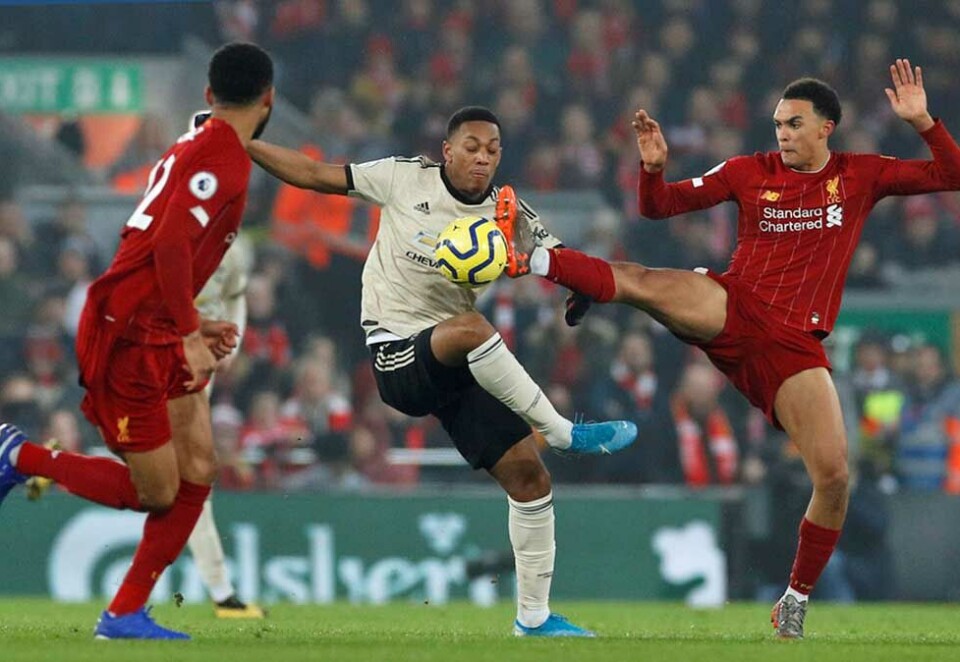 Tiårets oppgjør: Denne uka drar det seg til i kampen om retten til å vise storklubber som Liverpool og Manchester United i årene som kommer. Fristen for å legge inn bud på rettighetene går ut på onsdag. Her Uniteds Anthony Martial i kamp med Liverpools Trent Alexander-Arnold. Foto: NTB Scanpix.