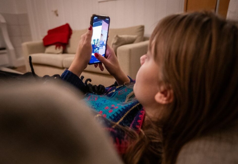 Scroller: Høy tidsbruk i sosiale medier er ikke størst kilde til bekymring, ifølge en ny studie fra FHI. Illustrasjonsfoto: Emilie Holtet / NTB