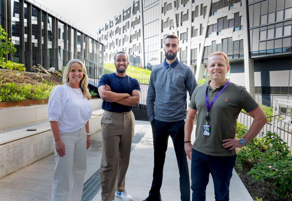 Lanserer utfordrerfond: Med egen jury og penger skal Telia-toppene Camilla Forberg og Audun Bryn støtte prosjekter som bidrar til et bedre samfunn. De første til å nyte godt av Telias nye utfordrerfond er Mudassar Mehmood og Ismail Bashir. - Innsatsen de legger ned betyr fantastisk mye for ungdommene i bydelen, sier Bryn. Foto: Eivor Eriksen.