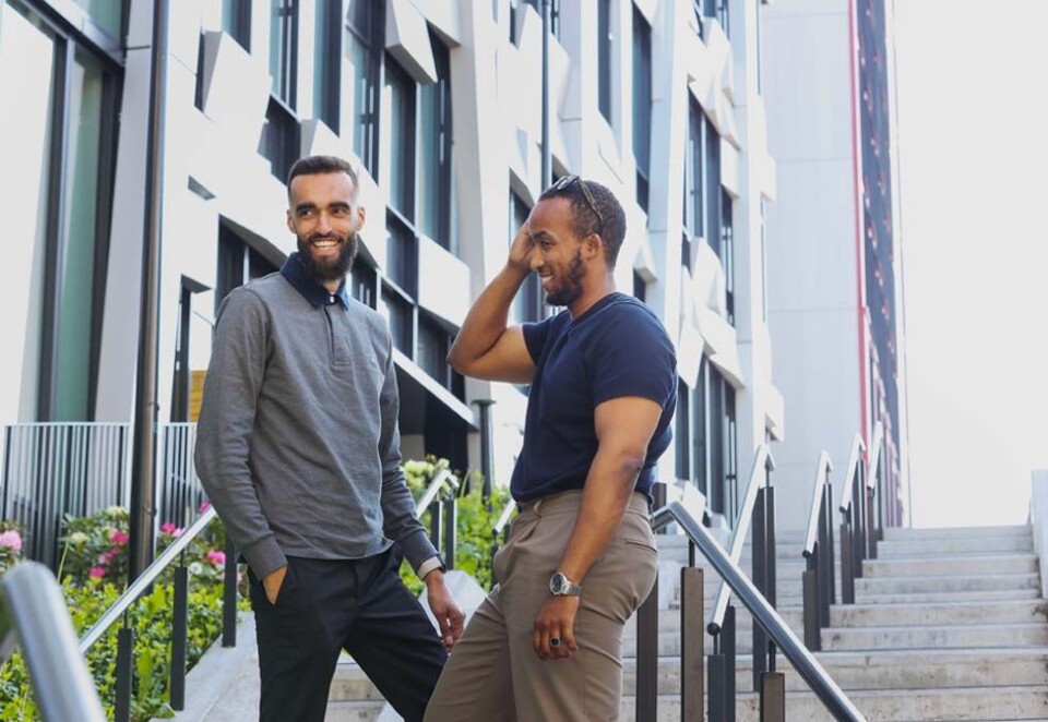 Barndomskamerater: Barndomskameratene Mudassar Mehmood og Ismail Bashir hadde ikke noe spesielt forhold til Telia før de hørte om det nye utfordrerfondet. - Jeg hadde et Telia X-abonnement, sier Bashir og ler. Foto: Eivor Eriksen.