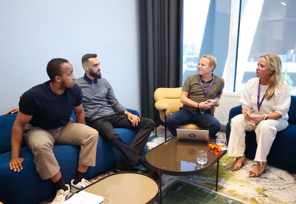 Nytt samarbeid: Ismail Bashir og Mudassar Mehmood hadde tatt turen fra Mortensrud til Telia på Økern for å snakke om Mortensrud Fellesskap og det nye utfordrerforndet til sponsoransvarlig Audun Bryn og markedsdirektør Camilla Forberg. Foto: Eivor Eriksen.