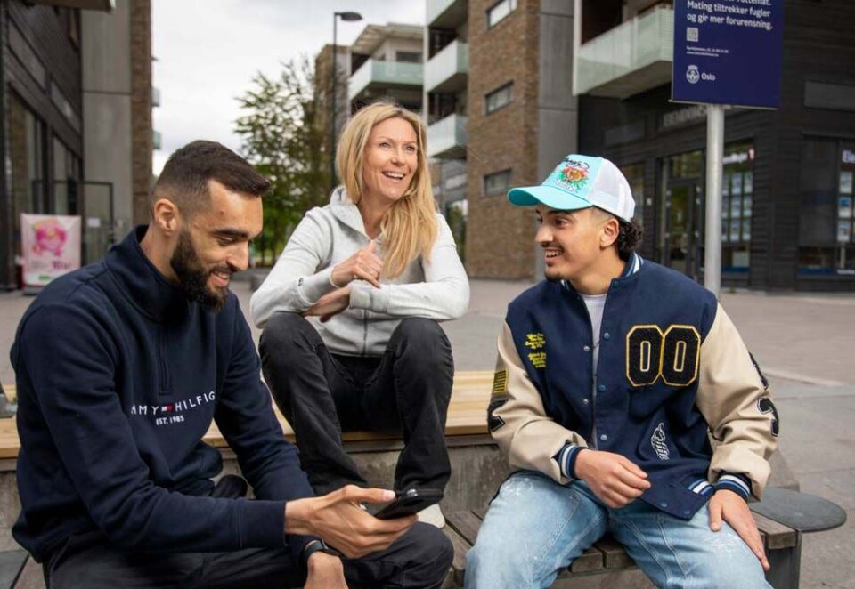 Sjekker ut: Mudassar Mehmood stilte også opp i programmet Helene sjekker ut på NRK tidligere i år. Her Mehmood sammen med programleder Helene Sandvig og den unge gutten Ibrahim som gjerne vil med å utgjøre en forskjell. Foto: NRK.