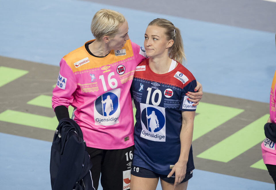 Bittert tap: Katrine Lunde og Stine Bredal Oftedal etter kampen mellom Norge-Romania. Foto: Vidar Ruud/NTB Scanpix