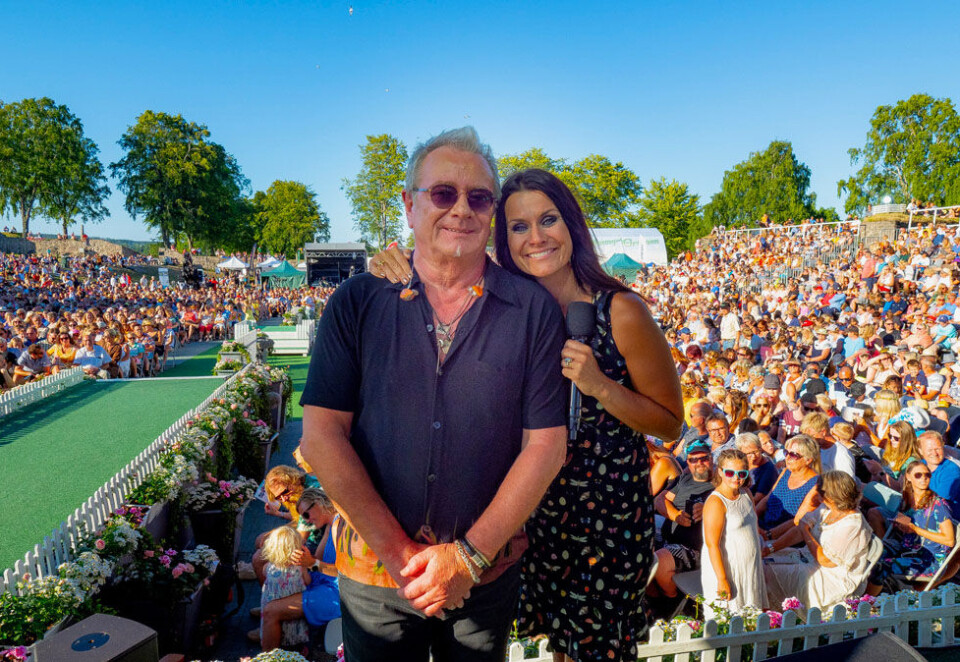 Trekkplastre i fallende seermarked: TV 2 peker på Allsang på Grensen som en av flere årsaker til at TV 2 i juli økte sin markedsandel i et krympende tv-marked. Her er Åge Aleksandersen og programleder Katrine Moholt under en av sendingene fra Halden i sommer. Foto: Thomas Andersen, TV 2.