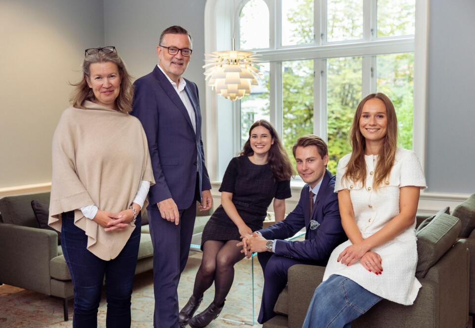 Ny rådgiver: Pernille Celine Engdahl blir seniorrådgiver i Kruse Larsen og Bettina Semb-Arnstorp økonomisjef. Her de to sammen med resten av ledelsen i Kruse Larsen.