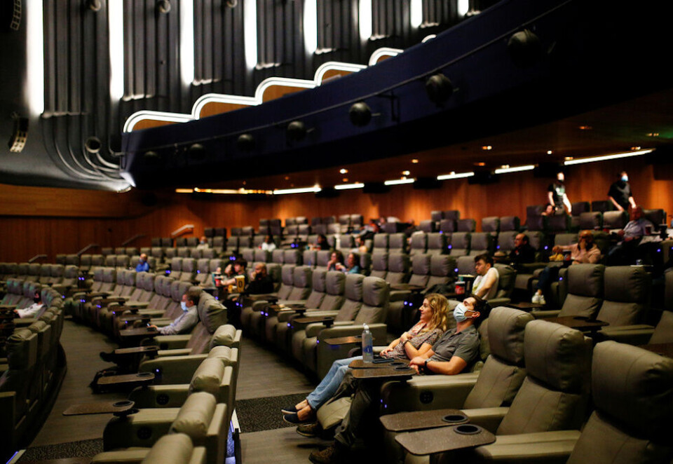 Mørkt for kinobransjen: Kinobransjen sliter seg gjennom 2020. Flere steder i landet har kinosalene vært stengt og de som holder åpent må klare seg uten storfilmer fra Hollywood. Bildet er fra en visning på Odeon Luxe Leicester Square i London tidligere i høst. Foto: Reuters/Henry Nicholls