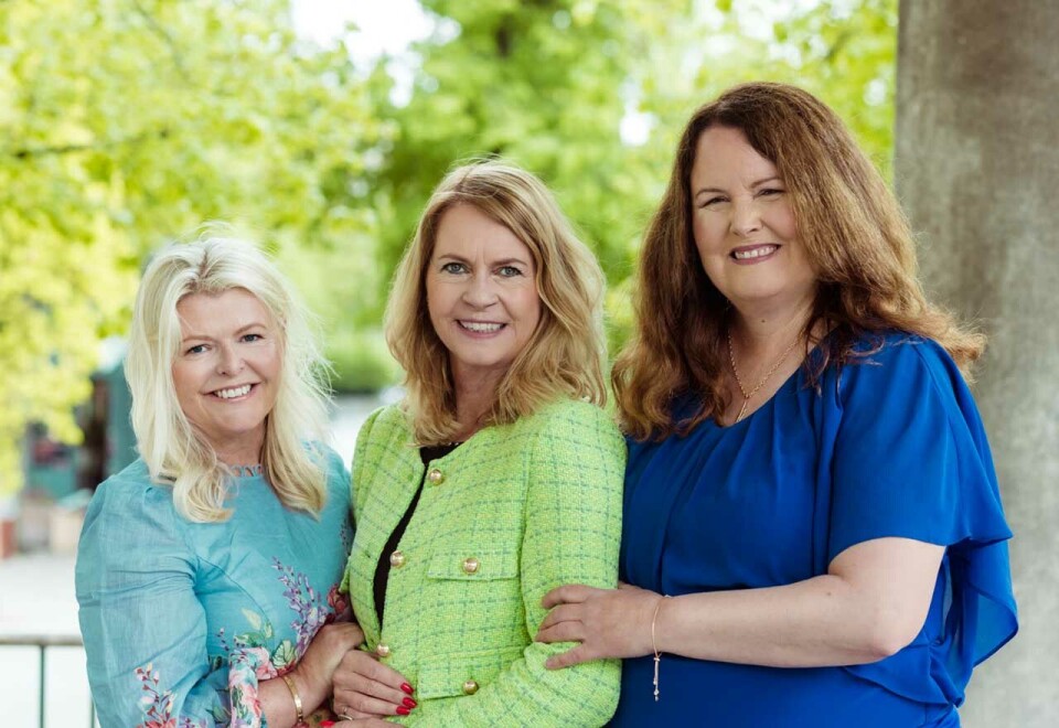 Tre vise damer: De tre nye rådgivningspartnerne Hilde Lystad, Ellen Arnstad og Sylvia Brustad starter opp et nytt rådgivingsmiljø sammen. De tre har sammen 90 år med ledererfaring. - Kloke tanker fører til kloke handlinger og kloke handlinger fører til kloke valg og kloke valg fører til resultater, sier Arnstad. Foto: Astrid Waller.