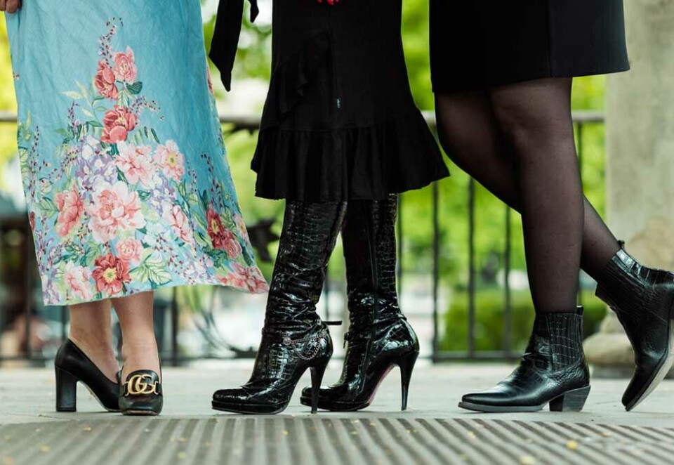 På høye hæler: Vi lar det være opp til leseren å gjette hvilken sko som tilhører hvem men det er tre forskjellige karrierer som møtes i det nye rådgivningselskapet. - Vi har brukt skoene som et symbol på at vi alle forskjellige. Dette er oss og det er summen av det som gjør oss sterkere, sier Arnstad.