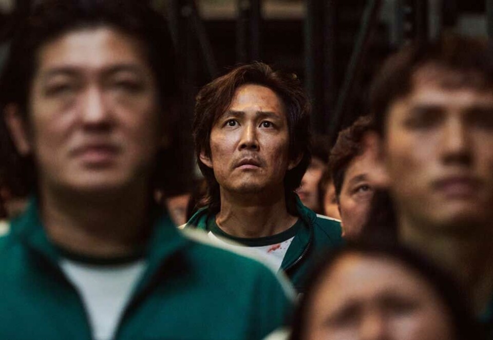 Kan vinne Emmy: Lee Jung-jae i en scene fra den populære sørkoreanske serien som er nominert i 14 Emmy-kategorier. Lee kan bli kåret til beste hovedrolle når prisene deles ut i september. Foto: Netflix via AP / NTB