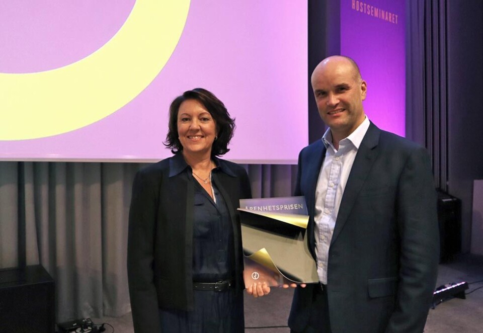 Mottar pris: Hydro ble tildelt Åpenhetsprisen under Kommunikasjonsforeningens Høstseminar i Bergen i dag. Her Inger Sethov og Halvor Molland fra selskapet med prisen. Foto: Kommunikasjonsforeningen.