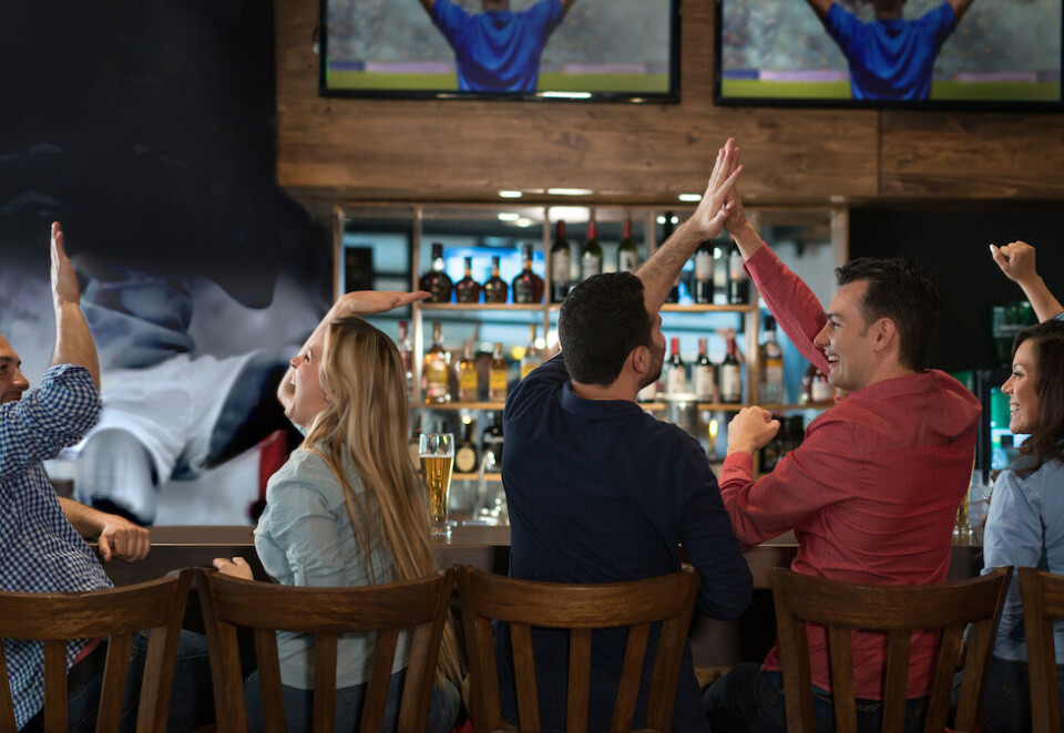 Ingen jubel uten Allente: Slike scener er vi vant til på pub og i restaurant, fremover kreves det en avtale med Allente for at TV2s sportssendinger kan vises.