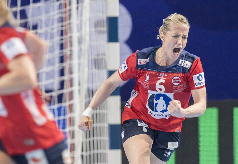 Jakter gull: Heidi Løke i aksjon mot Tyskland i Norges første kamp, og første tap, i håndball-EM i Frankrike. Gårsdagens kamp mot Tsjekkia ble en opptur. Foto: Vidar Ruud/NTB Scanpix