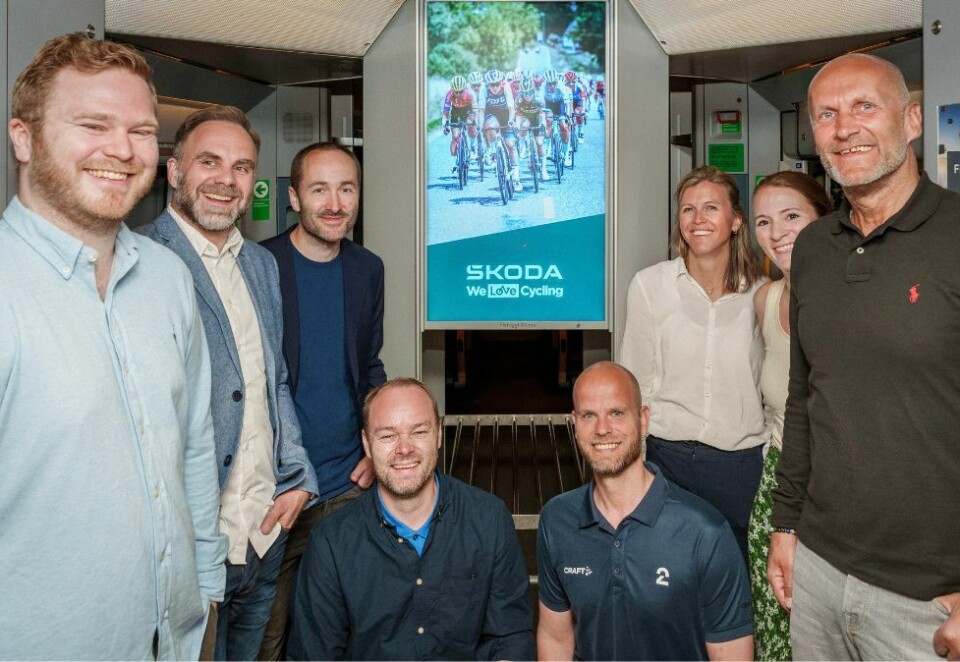 Tester nye markedsføringskonsepter: Skoda har lenge vært en samarbeidspartner med sykkelrittet Tour de France, nå lanserer de en ny merkevarestrategi og tester dermed ut nye markedsføringskonsepter. Først ut er en digital løsning som gjør det mulig for reisende med Flytoget å se sluttspurtene live gjennom hele touren.