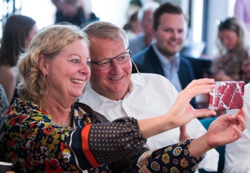 Aktiv på Instagram: Instagram-filosofien til Rune Bjerke handler om å senke skuldrene og tørre å vise hvem man er, men fremtoningen til Bjerke på sosiale medier har skapt debatt. - Du må tørre å ta deg litt uhøytidelig da. Så jeg håper ikke jeg støter for mange, sier han. Her tar han en selfie med Vipps-topp Berit Svendsen. Foto: NTB Scanpix