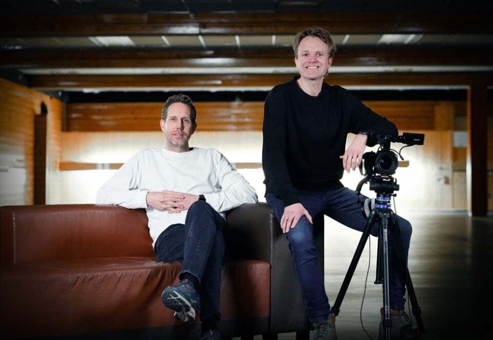 Morten Ramm og Erik Solbakken har fulgt herrelandslaget i fotball tett det siste året. Nå har resultatet blitt en ny dokumentarserie på NRK. - Det er jo alltid morsomt å møte folk med masse penger som aldri har hatt en vanlig jobb, sier Morten Ramm. Foto: Montreux