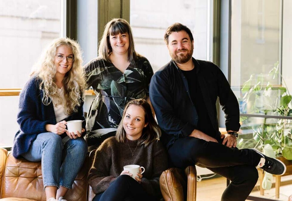 Nye Dekodere: Det nye innholdsteamet til Dekode består av Martine Furulund, Anniken Bjerkestrand og Julia Edin . Her de tre sammen med kommersiell leder og rådgiver i Dekode, Magnus Nilsson. Foto: Eva Helene Storm Hansen/Moment studio.