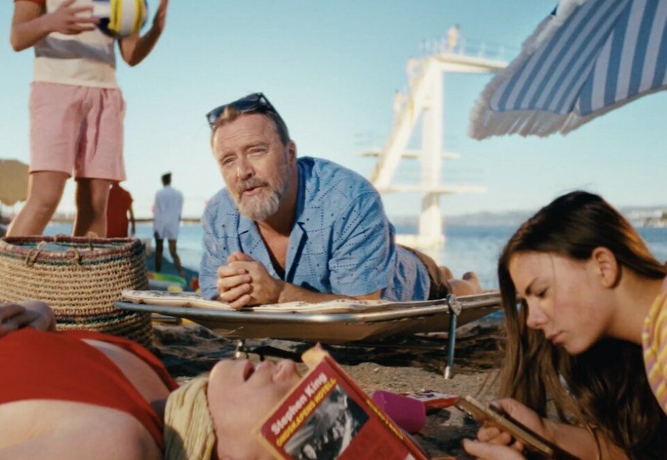 Tar ikke sommerferie: De spareglade naboene tar ikke sommerferie, men i den nye reklamefilmen fra Extra er de mer opptatt av utvalget enn av pris. Foto: Extra/WAL