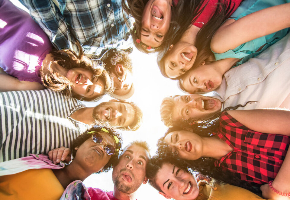 For noen grupper har shopping alltid vært en sosial aktivitet, men det fremstår nå som klart at telefonen har videreutviklet det sosiale aspektet ved denne aktiviteten, uansett om shoppingen foregår på nettet hjemme eller fysisk i butikken.