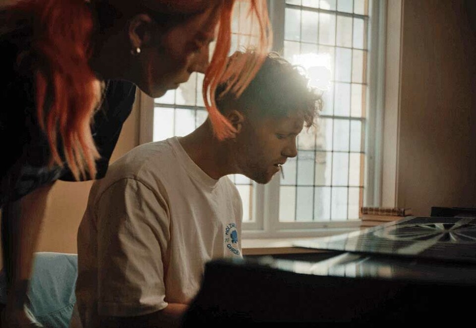 Ett av øyeblikkene: I den nye reklamefilmen til TV 2 har reklamebyrået satt sammen en rekke øyeblikk som er filmet på samme tid i samme dag. Artistene Gabrielle og Daniel Kvammen står for musikken i den nye reklamefilmen, og er også å se i et av to sekunders-klippene.