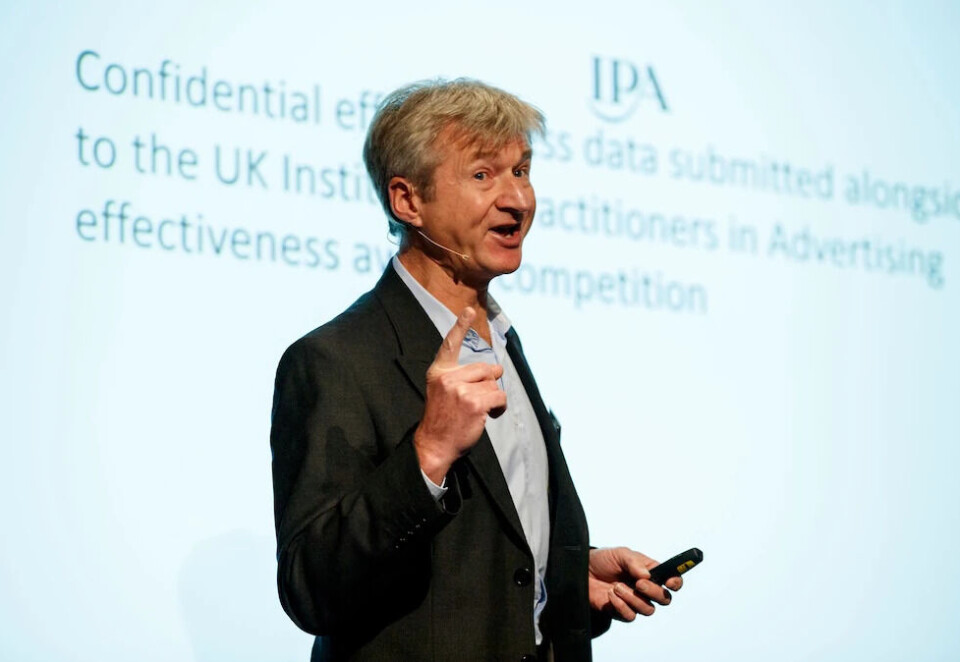 - Performance marketing, skaper avhengighet, er dyrt og effektene er kortsiktige, sier Peter Field.