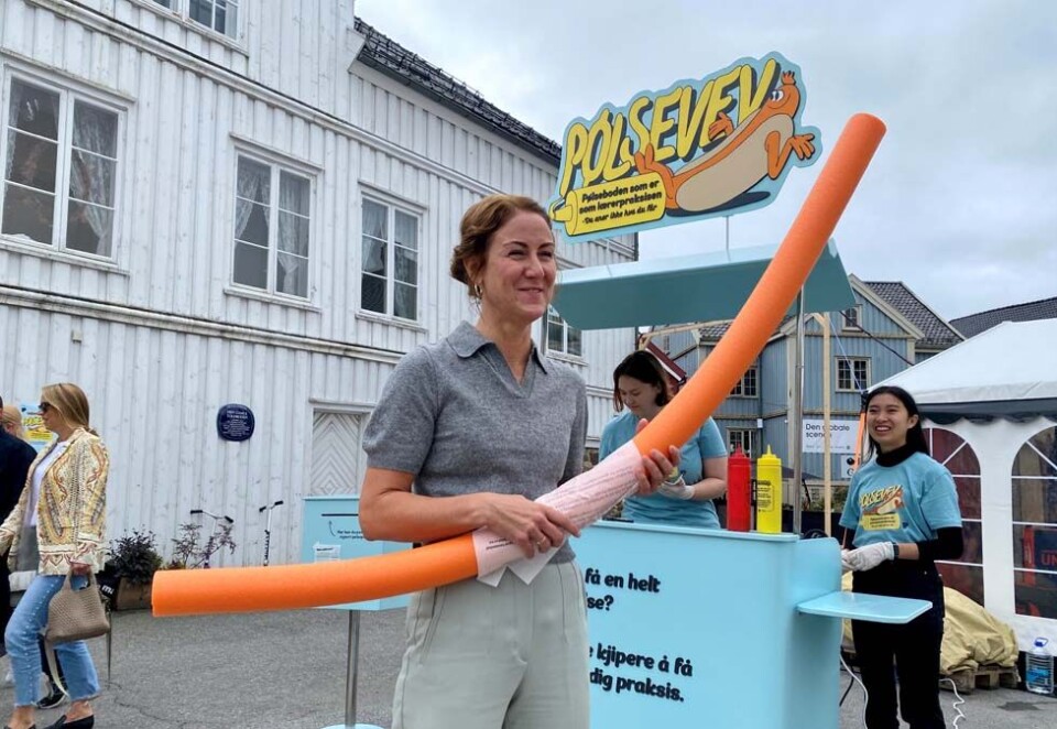 Pølser og politikk: Statsråd Tonje Brenna dukket til slutt opp i pølseboden Pølsevev til interesseorganisasjonen Pedagogstudentene, men fikk ikke den aller beste pølsa. Foto: Eivor Eriksen.