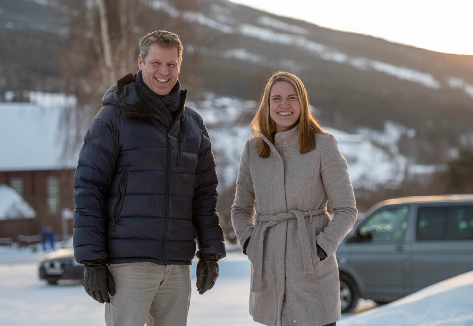 Får ny eier: Administrerende direktør Ola Stave og ansvarlig redaktør Lillian Holden i Hallingdølen. Foto: Ragnar Hilde