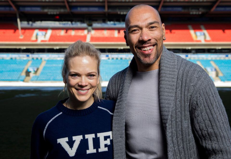 Premiereklare: Ane Dahl har rollen som Helena Mikkelsen, Norges første kvinnelige eliteserietrener, i det nye NRK-dramaet «Heimebane». John Carew spiller rollen som Michael Ellingsen. Foto: Tore Meek / NTB Scanpix.