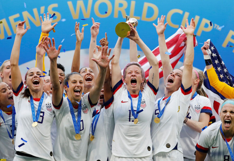 Seiersbrøl: USA-kaptein Megan Rapinoe og lagkameratene feirer seieren over Nederland i gårsdagens VM-finale. Foto: Reuters/Bernadett Szabo