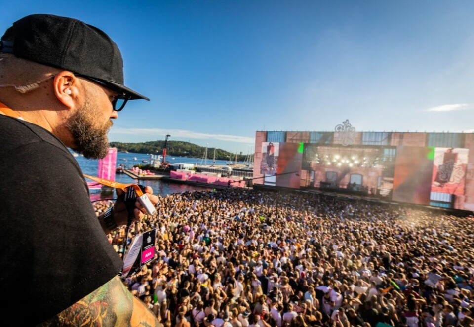 Mye lyd: Palmesus er tydelig en populær festival. Her ser Børstein Stensrud utover folkehavet som i får med seg lydgiganten JBL på sponsorlaget.