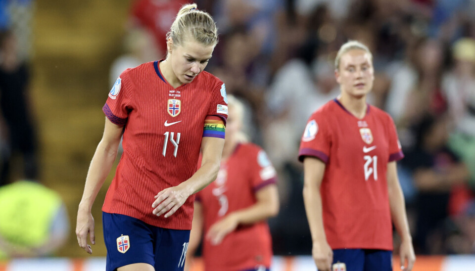 Klager: Norges Ada Stolsmo Hegerberg og Lisa Fjeldstad Naalsund under EM-kvartfinalen mellom Norge og Italia på Stade de Genéve under Europamesterskapet i fotball.