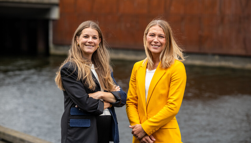 Andrine Hegerberg og Mimmi Löwenius Veum er fotballeksperter på henholdsvis NRK og TV 2. Nå skal de følge kvinnenes aller beste fotballag på sine respektive kanaler