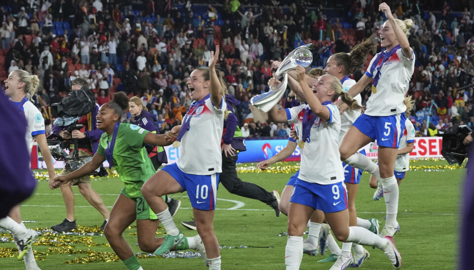 Europamestere: De engelske kvinnene feirer seieren i finalen mot Spania.
