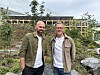 Kristoffer Reppen og Lars Eia Kirkholm står smilende utenfor Nationalmuseet i Oslo i august 2025.