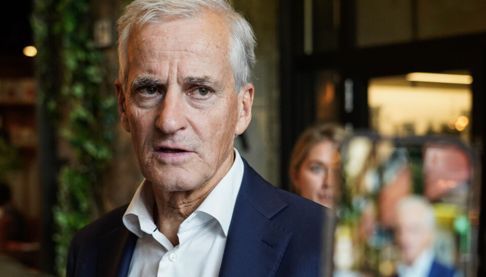 Ut mot kallenavn: Statsminister Jonas Gahr Støre på vei ut av sentralstyremøte i Ap på Youngstorget i Oslo tirsdag.