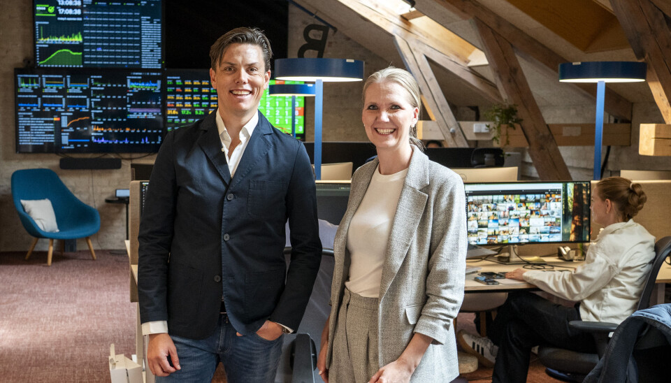 Selger plattform: Eirik Næsje, administrerende direktør i Norkon AS, sammen med Tina Mari Flem, sjefredaktør og administrerende direktør i NTB.