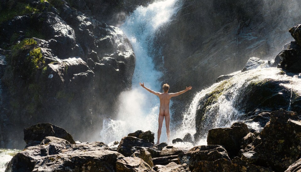 Kliss...: Naken, og sikkert også klissvåt, nordmann ved en foss. Kliss...: Naken, og kanskje også klissvåt, nordmann ved en foss.