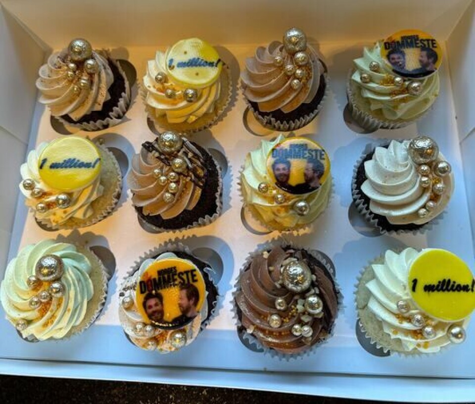 Cupcakes:  Montreux fikk disse kakene av TV 2 etter de to første episodene av den nyeste sesongen av «Norges dummeste» er sett av over en million hver. 1 million: Erik Solbakken og Jørgen Høst i Montreux fikk disse av TV 2 etter de to første episodene av den nyeste sesongen av «Norges dummeste».